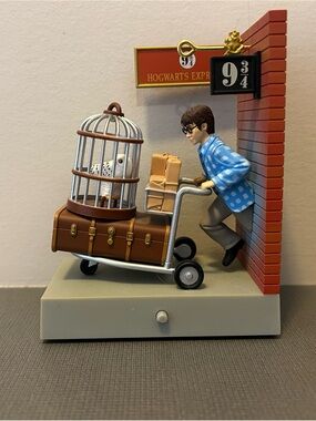 Hallmark Harry Potter 2015 Keepsake Platform 9 3/4 Christmas Tree Ornament